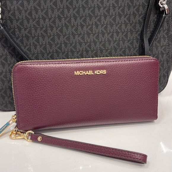MICHAEL KORS LARGE TRAVEL CONTINENTAL WRISTLET WALLET PHONEHOLDER OXBLOOD - Picture 3 of 16